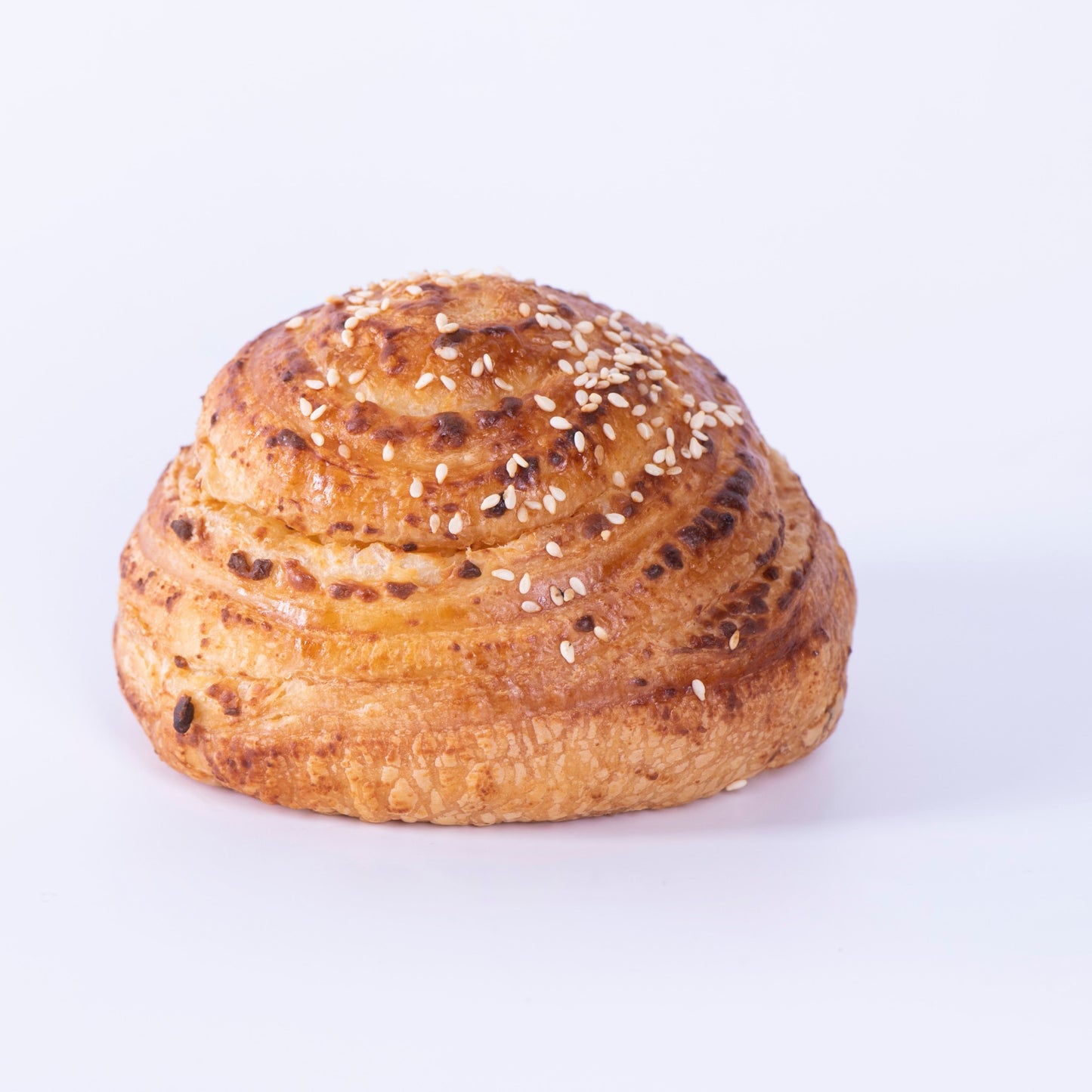 Даниш ролка със сирене и сусам