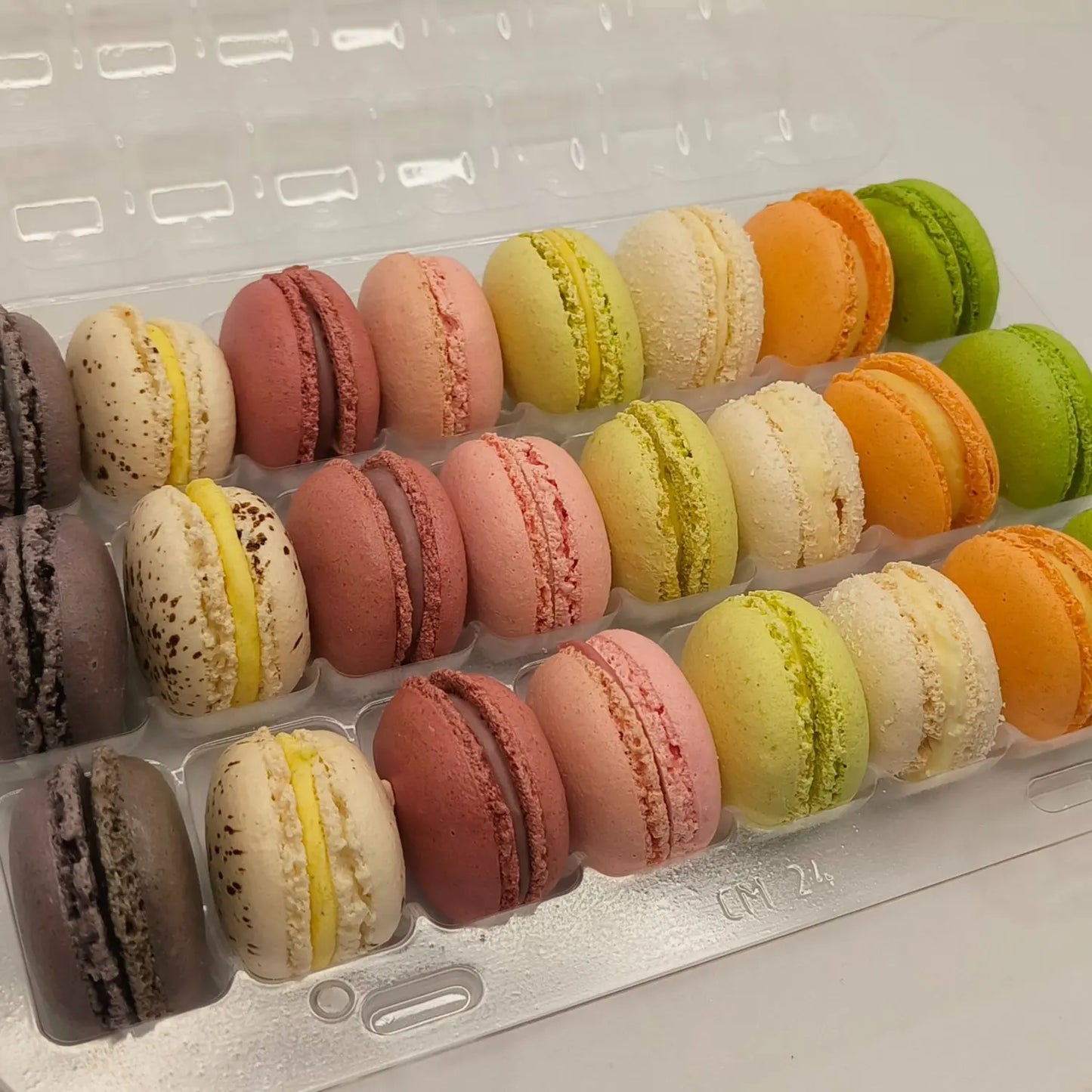 Кутия от 24бр мини макарони микс