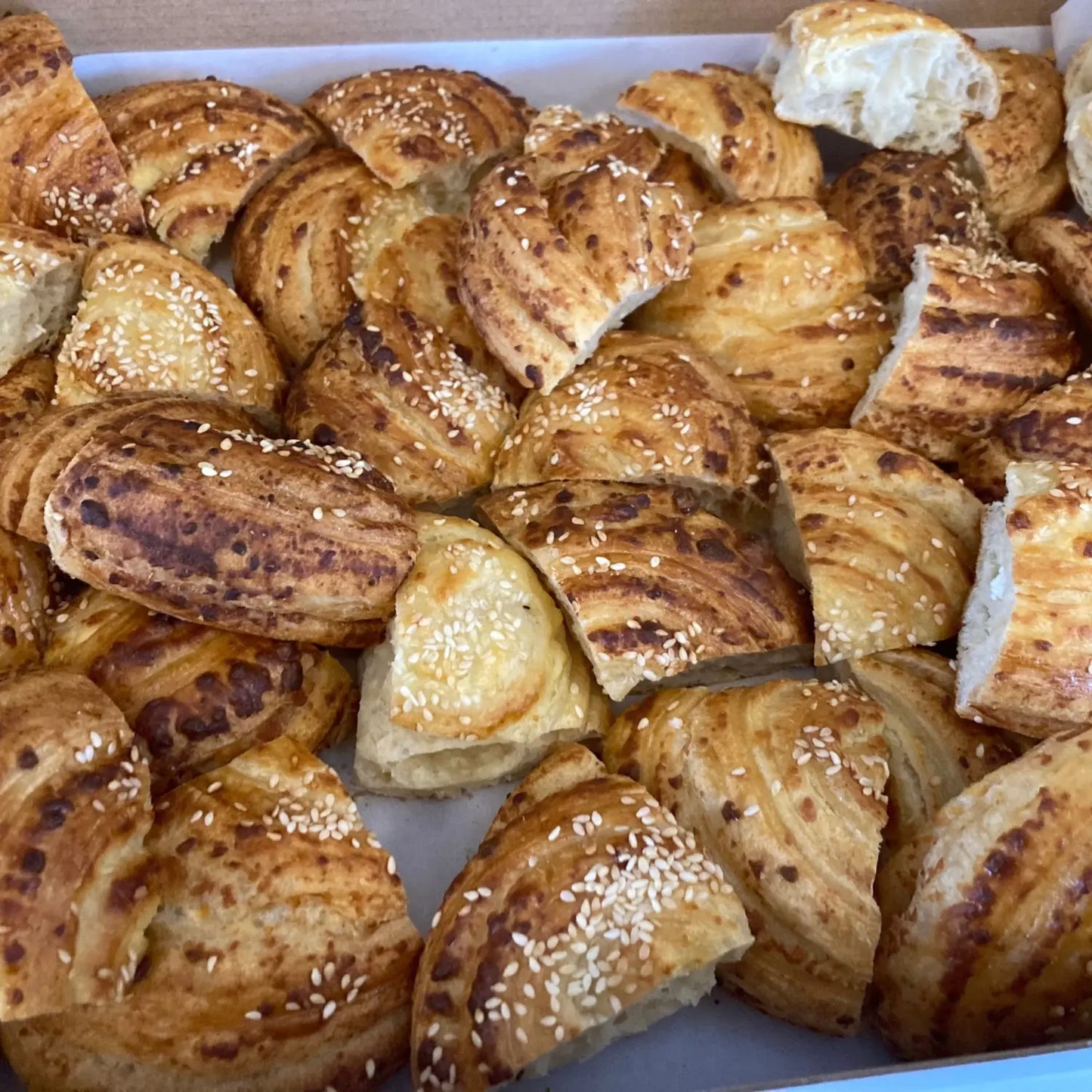 Кутия  с 10 бр ролки със сирене, нарязани на две