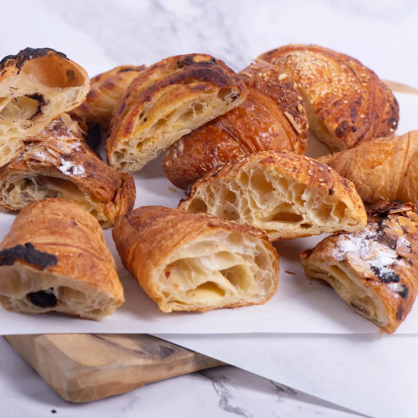 Кутия 10 бр сладки кроасани нарязани на две