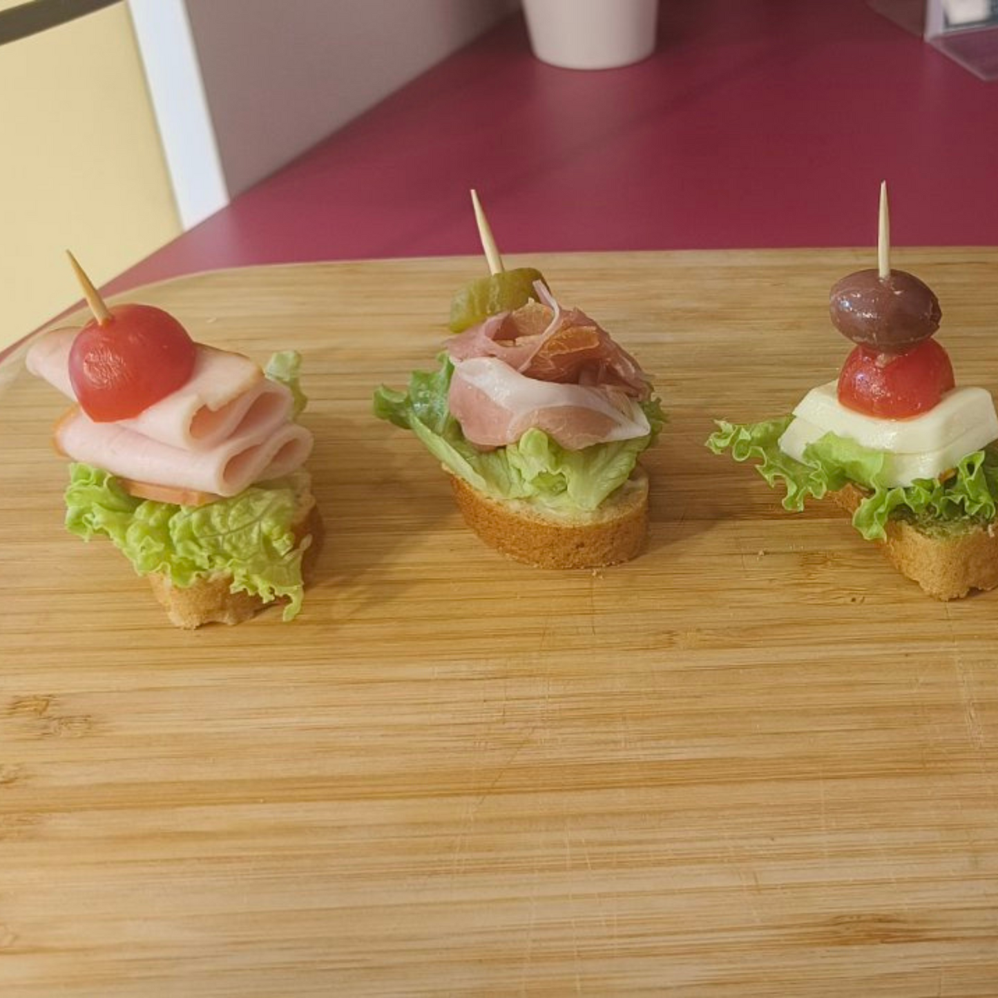 Кутия от 25 бр. хрупкави брускети микс