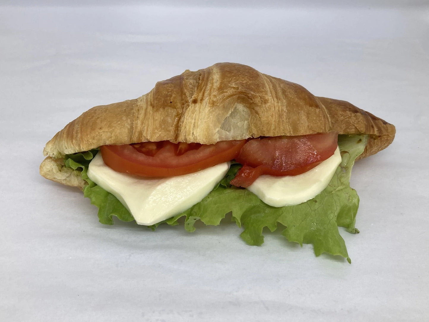 Кроасандвич моцарела, домати и песто