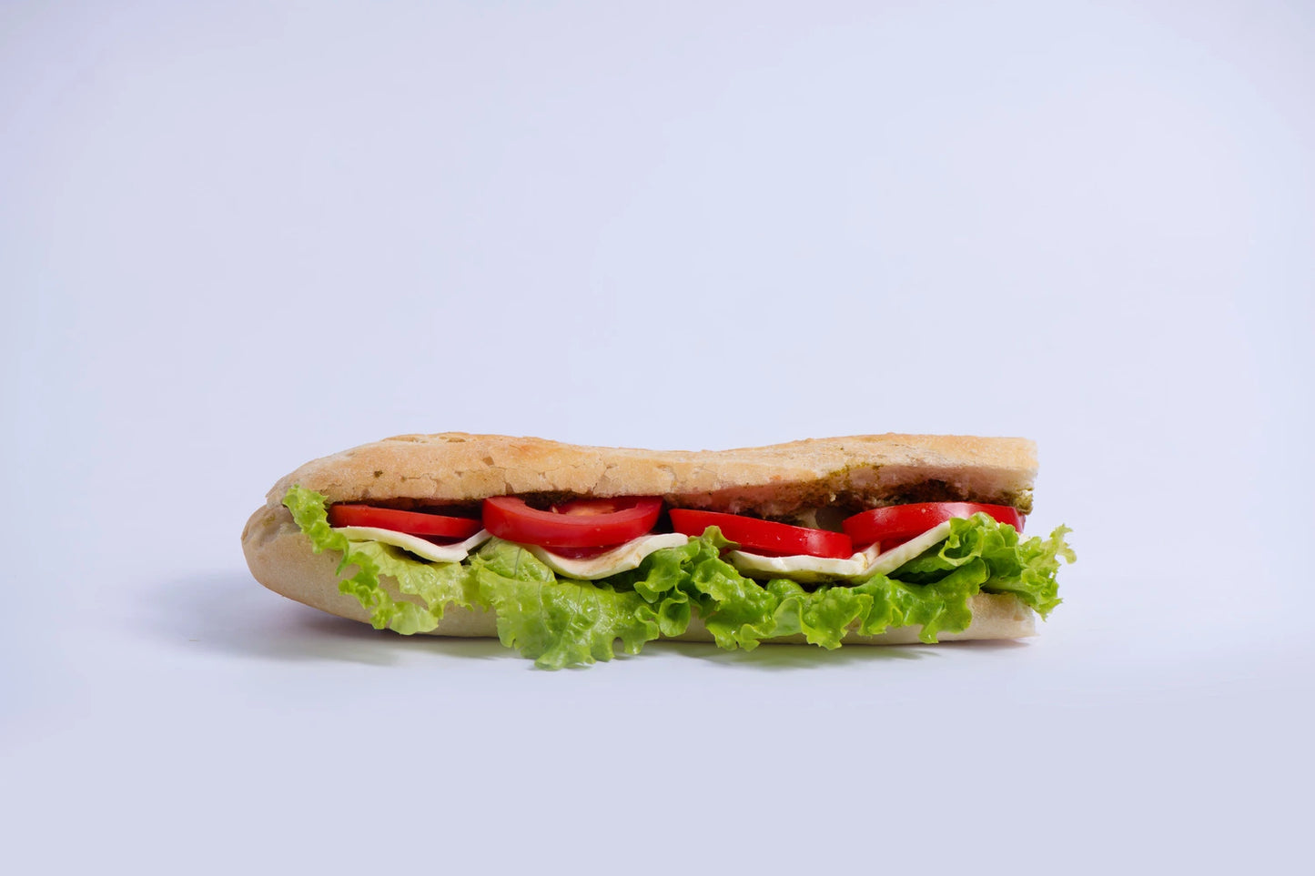 Веган сандвич с хумус, авокадо и маслини