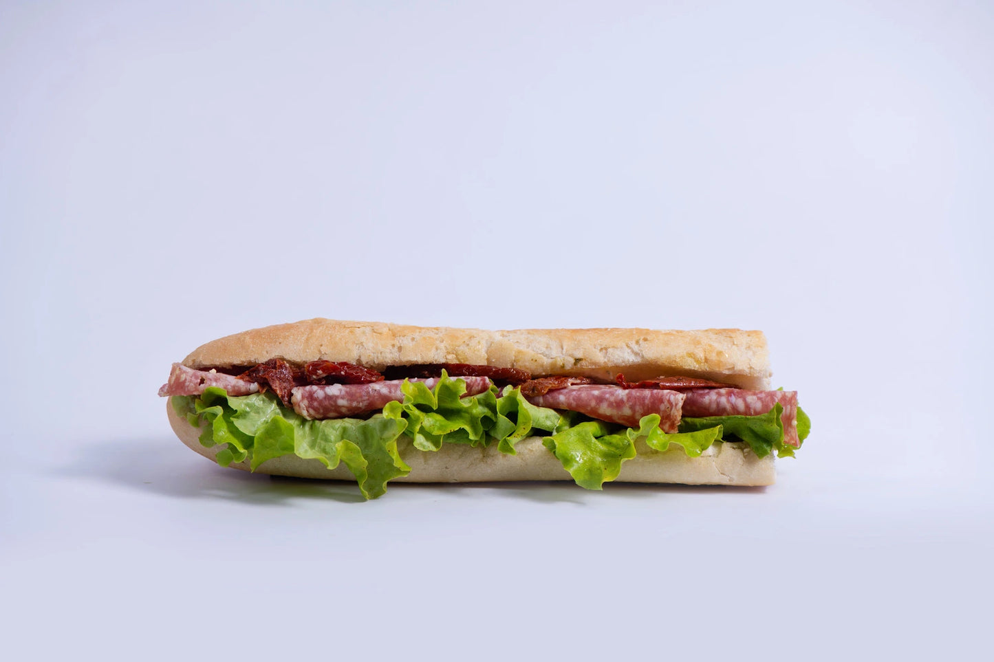 Сандвич с бяла багета и салам милано и сушени домати