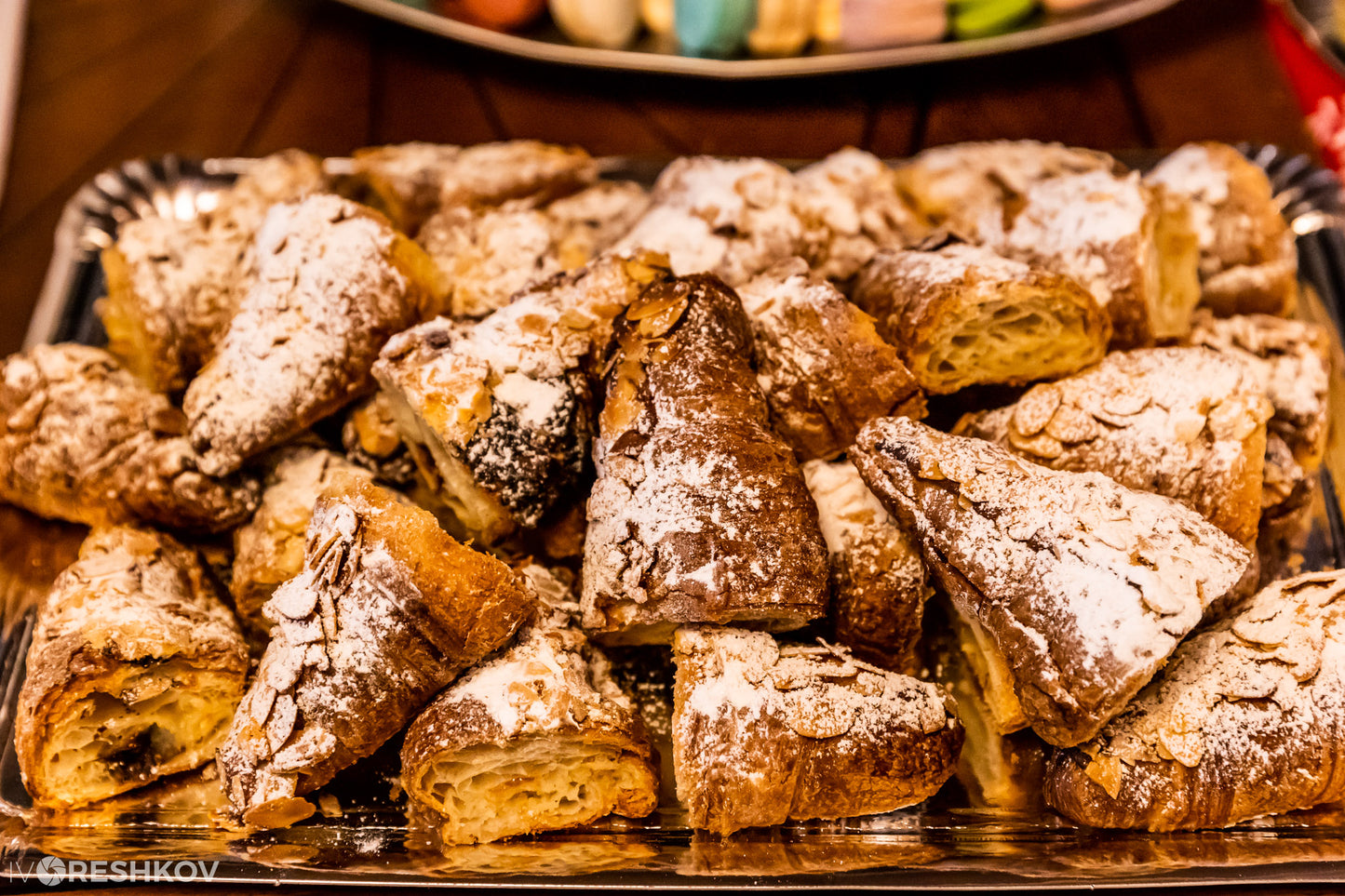 Кутия от 10 бр кроасани с бадемов крем, нарязани на две.